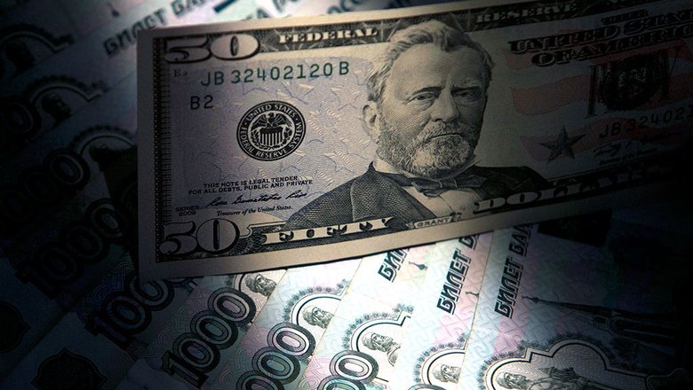 Евро превысил 90 рублей, доллар — 74 рубля