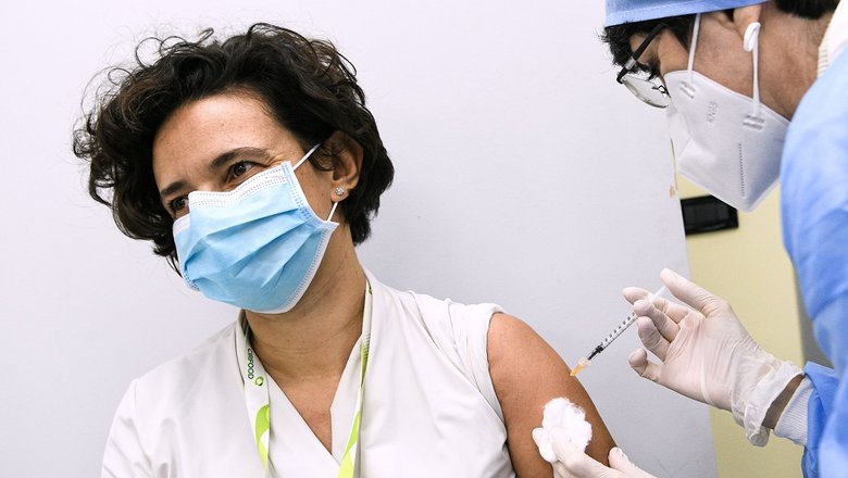 Италия подаст в суд из-за задержек поставок вакцин Pfizer и AstraZeneca