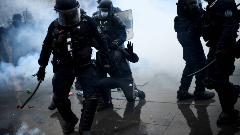 Полиция применила водометы против протестующих в Париже