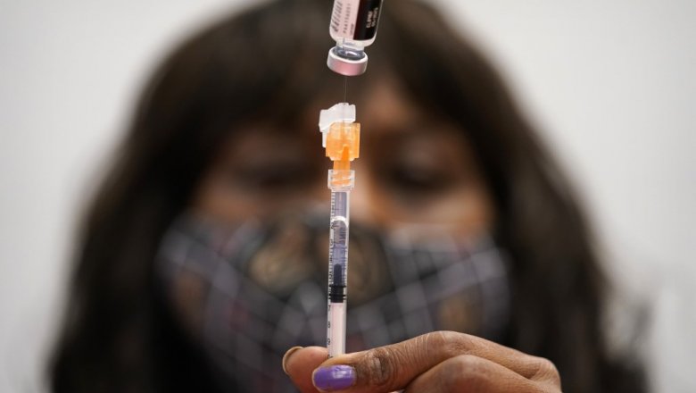 Регулятор США разрешил вакцинацию разными препаратами в редких случаях