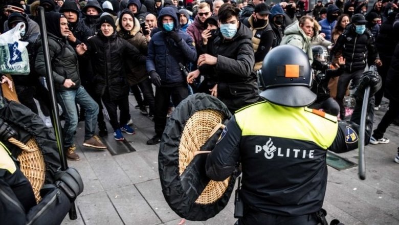 В Нидерландах полиция водометами разогнала протест против новых коронавирусных ограничений