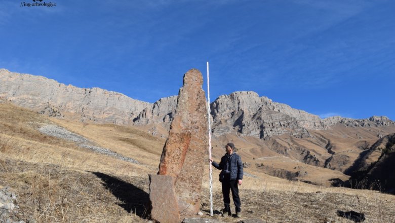 Археологи обнаружили в горах Ингушетии стелу с неизученными петроглифами