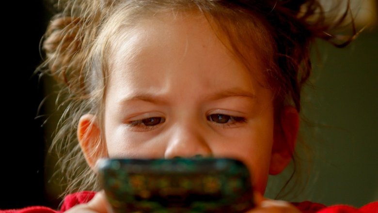Роспотребнадзор запретил использовать смартфоны в обучении детей