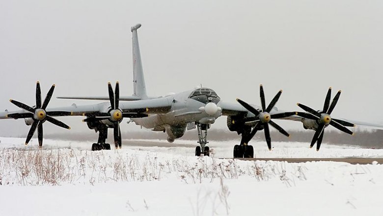 Военный Ту-142 вынужденно сел под Вологдой из-за отказа двигателя