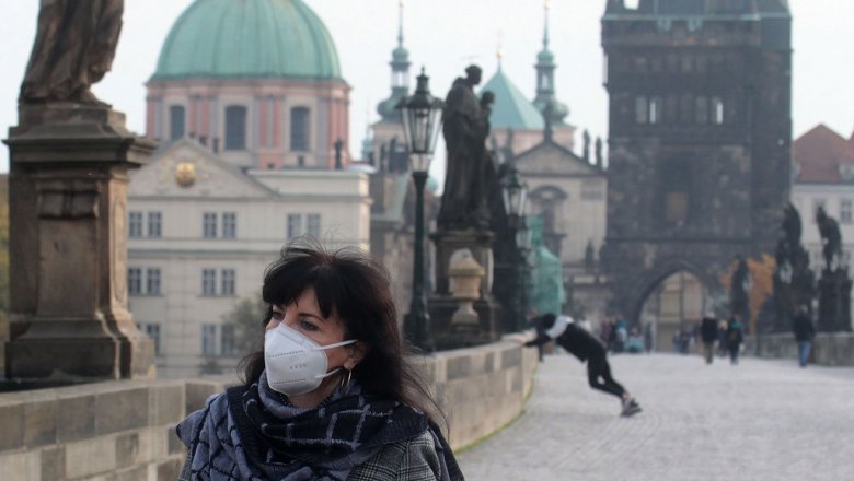 Жителей Чехии обязали носить респираторы или по две маски сразу