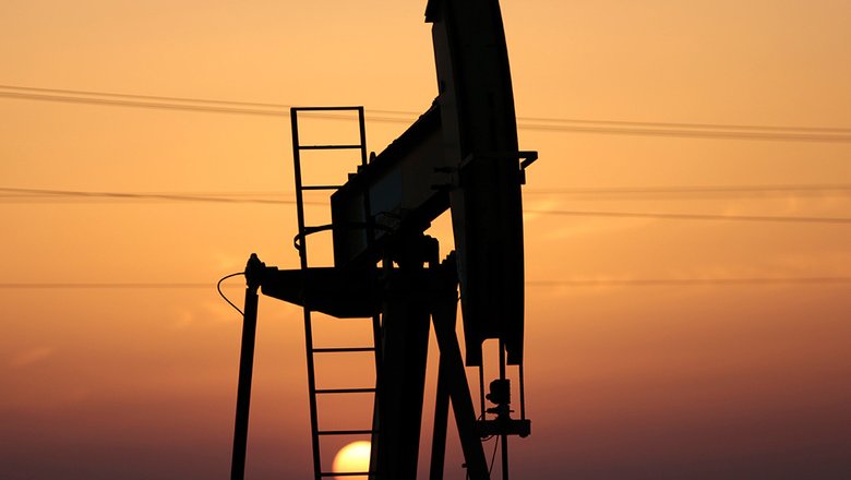 Цена нефти Brent упала ниже $62 впервые с февраля