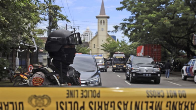 Десять человек пострадали при взрыве в католической церкви в Индонезии