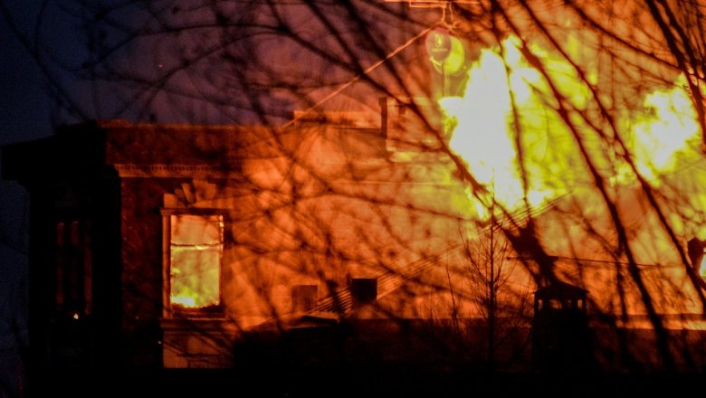 Дом в Подмосковье, откуда ведет стрельбу забаррикадировавшийся мужчина, загорелся
