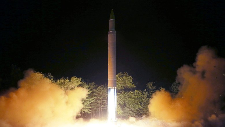 Япония заявила протест после запуска двух ракет КНДР