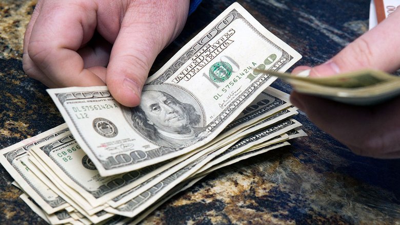 Курс доллара опустился ниже 73 рублей впервые за три месяца