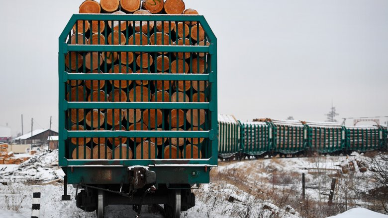 На границе с Китаем возникли заторы из российских поездов с углем и лесом