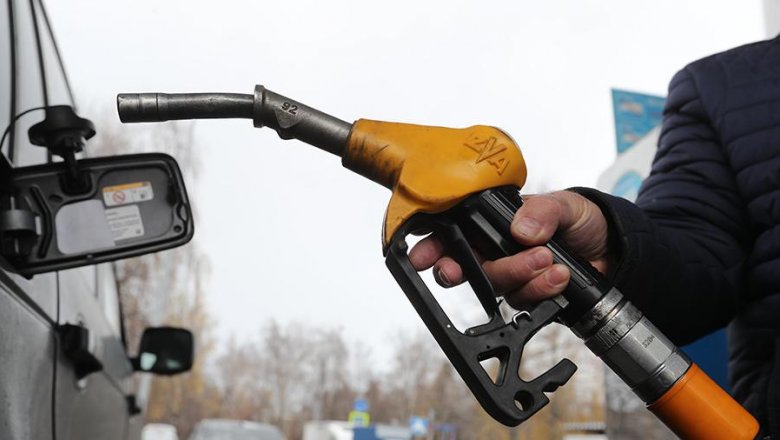 Оптовые цены на бензин в России превысили розничные