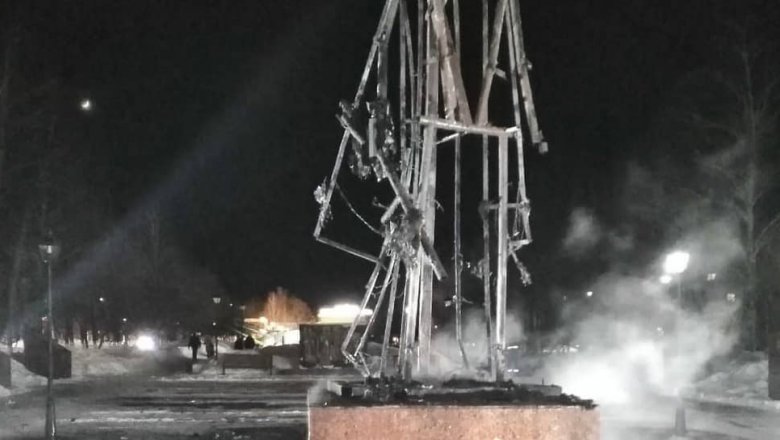 В Татарстане сгорел памятник «под бронзу» к 75-летию Победы