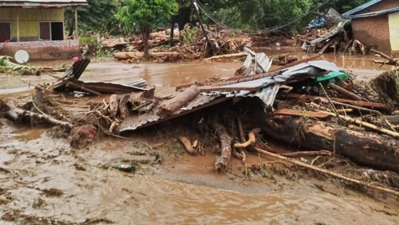 Число жертв наводнений и оползней в Индонезии выросло до 55