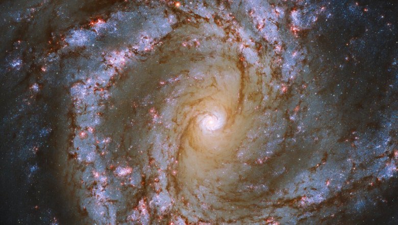 Хаббл сфотографировал завораживающий «галактический вихрь»