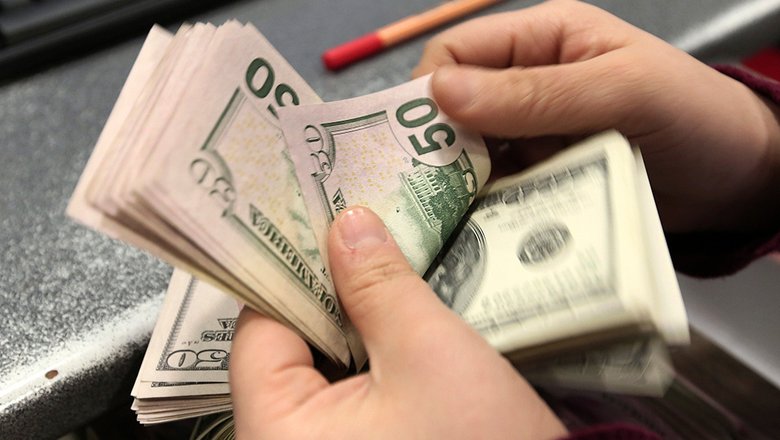 Курс доллара на Московской бирже повысился до 76,89 рубля