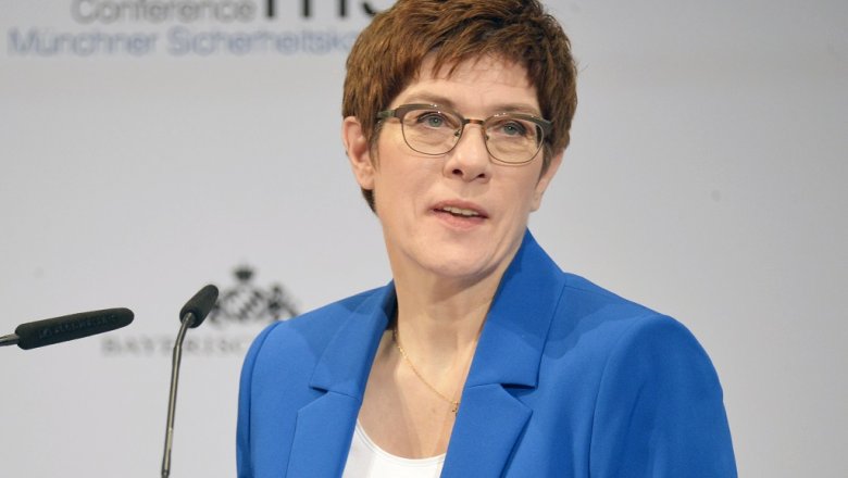 Министр обороны Германии призвала Россию объяснить перемещение войск