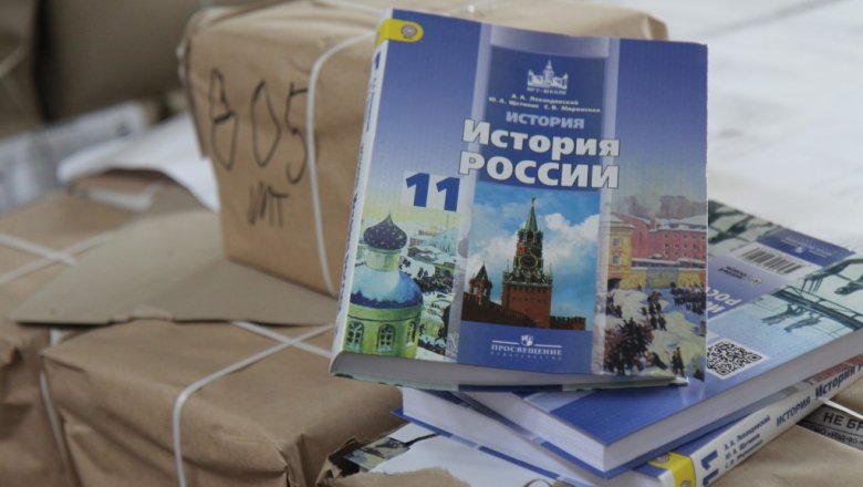 Минпросвещения проверит все учебники после критики Путина