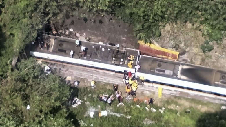 На Тайване в результате схода с рельсов поезда погибли более 40 человек