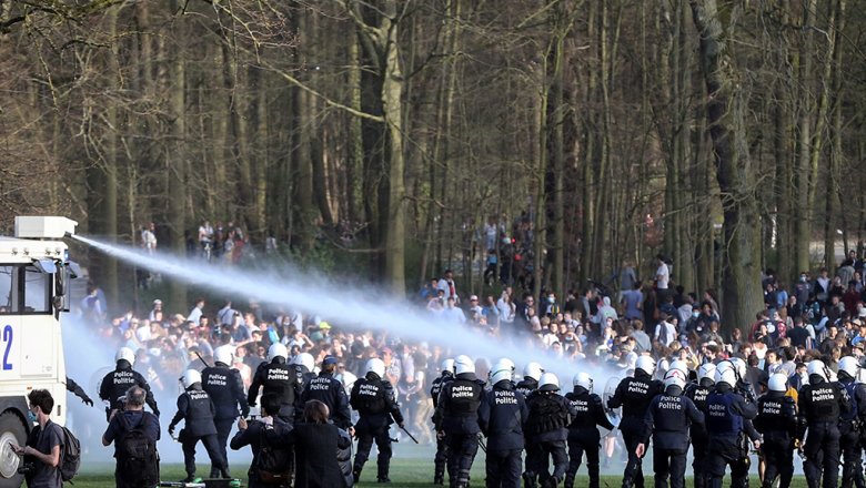 Разгоняли водомётами: первоапрельская шутка привела к массовым беспорядкам в Брюсселе