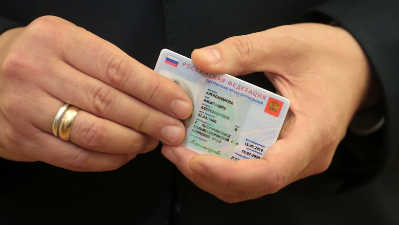 Россиянам объяснили правила получения электронных паспортов