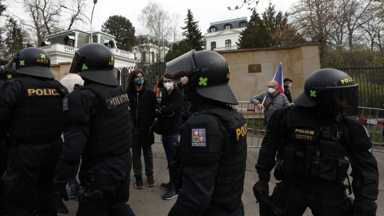У российского посольства в Праге протестующие устроили драку