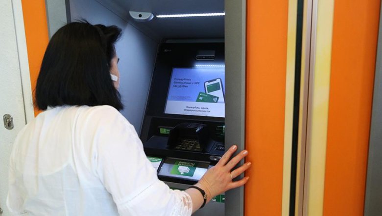 Банки запустят сервис для снятия денег с чужой карты через QR