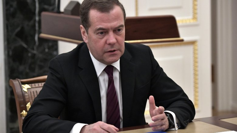Медведев выступил за введение бесплатного проезда для школьников
