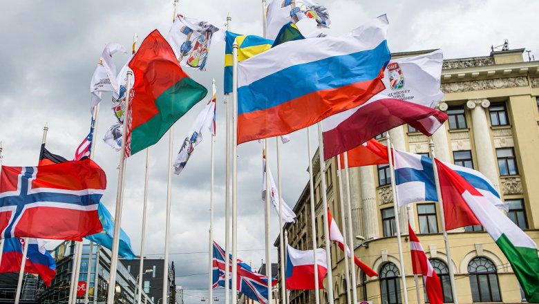 В Кремле прокомментировали замену российского флага на площади в Риге