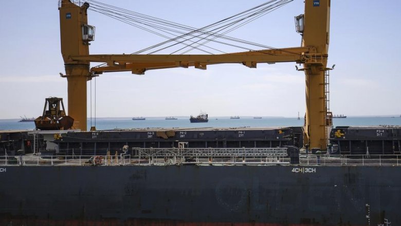 В России предложили запретить перевалку грузов в открытом море