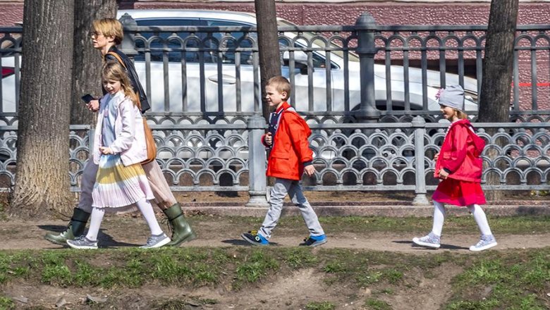 В России выплаты по 10 тысяч рублей на школьников проведут до 17 августа