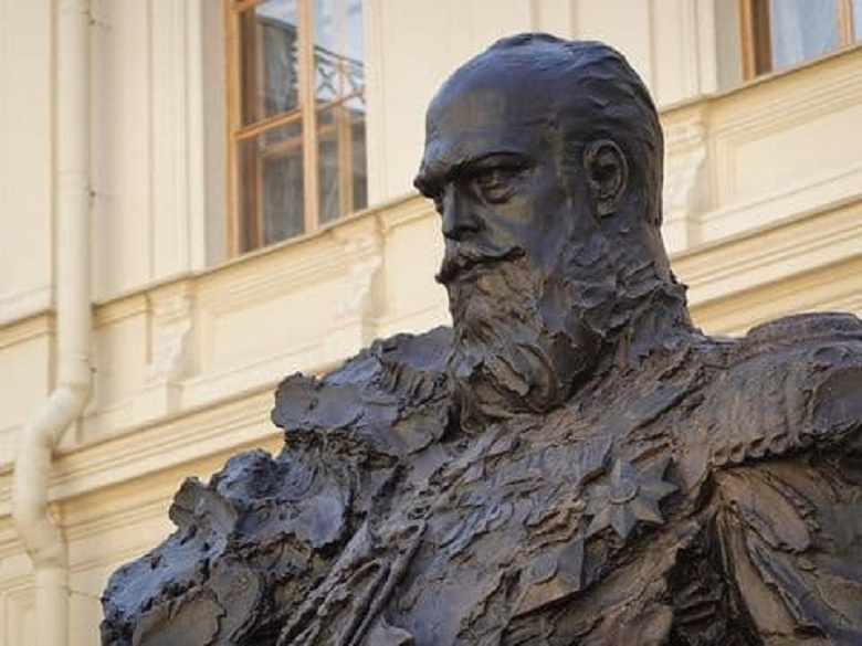Автор памятника Александру III сообщил об исправлении ошибки с орденом
