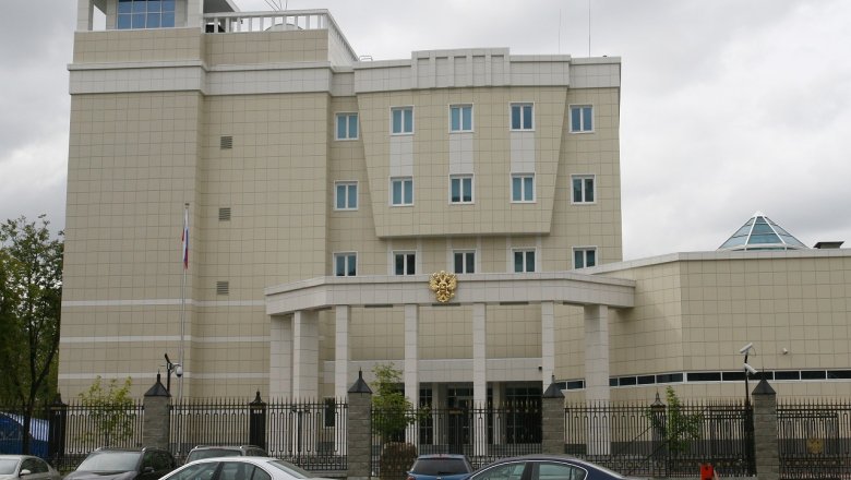 Легковой автомобиль врезался в ворота посольства России в Минске