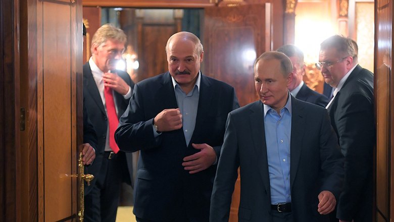 Лукашенко рассказал о содержимом взятого на встречу с Путиным чемодана