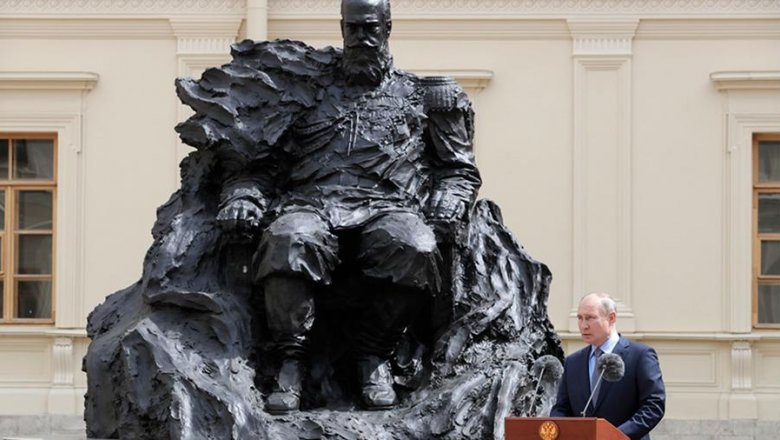 Путин поучаствовал в открытии памятника Александру III в Гатчине