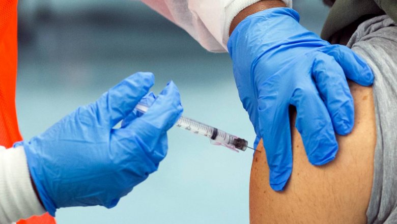 Главный инфекционист США считает, что части привитых нужна третья доза вакцины от ковида