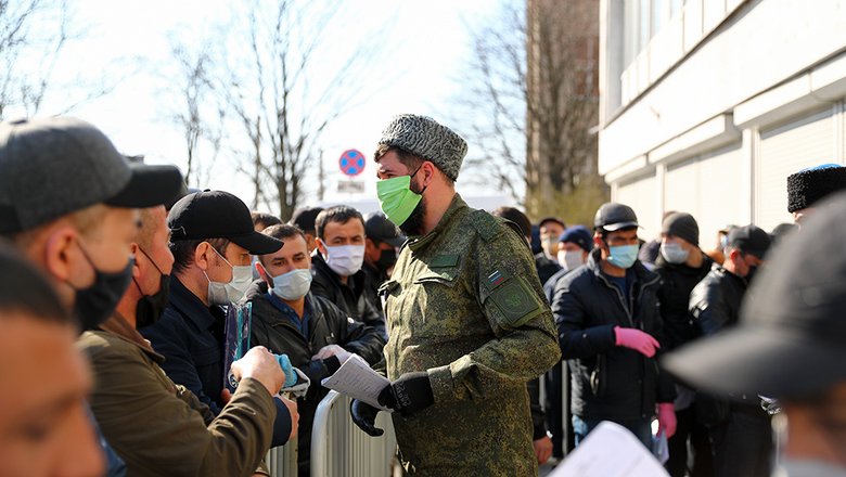 Мигрантов в России обяжут получать единый документ с электронным носителем
