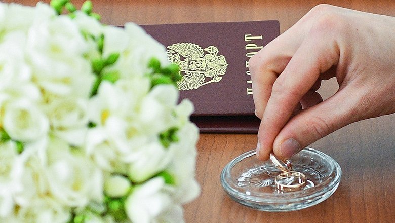 Отметки о браке и детях будут ставить в паспортах россиян по желанию