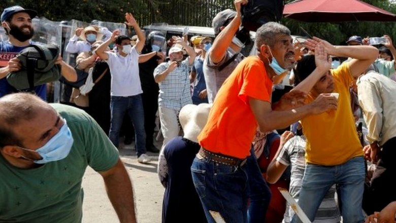 Попытка успокоить протесты или госпереворот? Президент Туниса сместил премьера и приостановил работу парламента