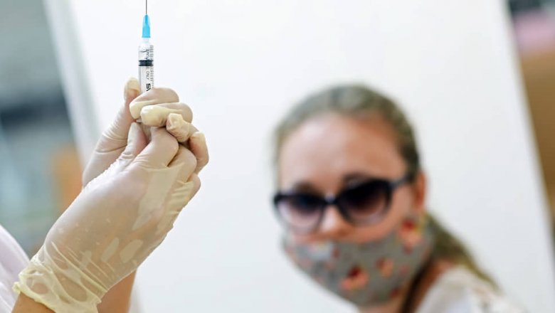 Привитым китайской вакциной россиянам не дают QR-код