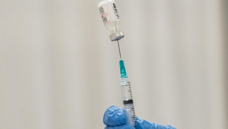 СМИ узнали об отказе Британии от массовой вакцинации подростков