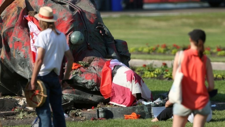 В Канаде активисты повалили памятники королеве Виктории и Елизавете II