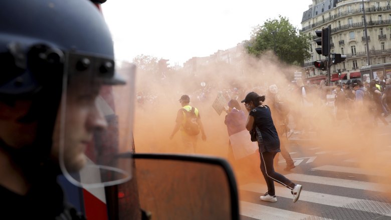 В Париже полиция применила против демонстрантов слезоточивый газ