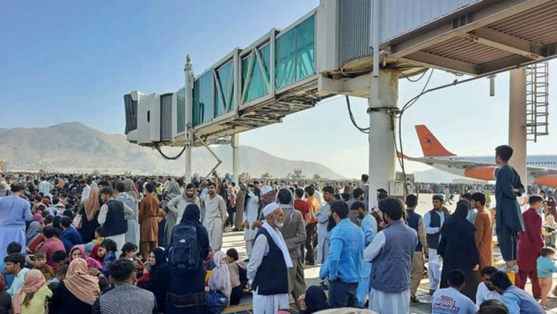 Фото: талибы осваиваются в Кабуле, люди бегут из страны