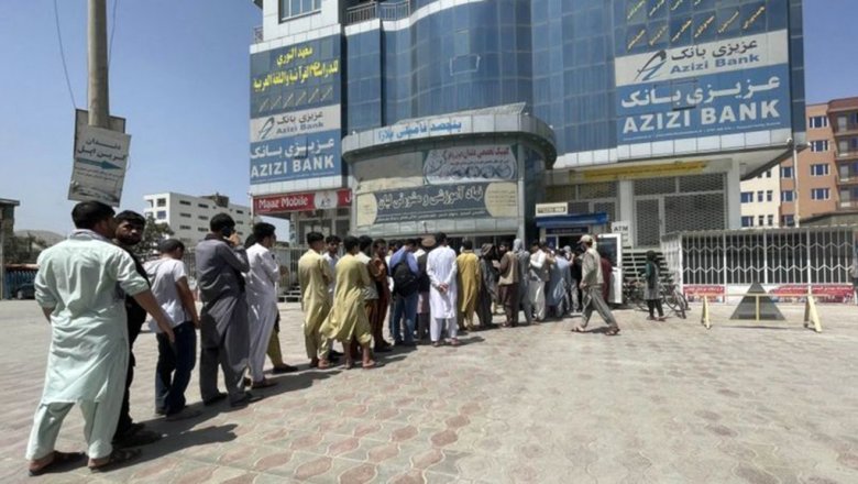 Фото: талибы осваиваются в Кабуле, люди бегут из страны