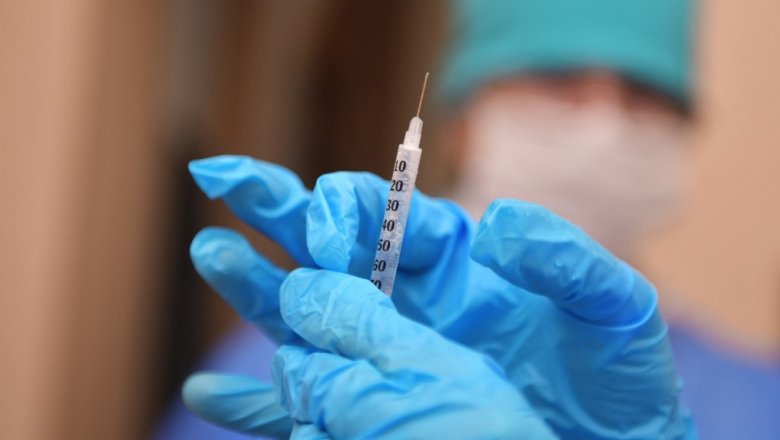 «Опасный укол»: мошенники обманывают россиян под видом вакцинации на дому