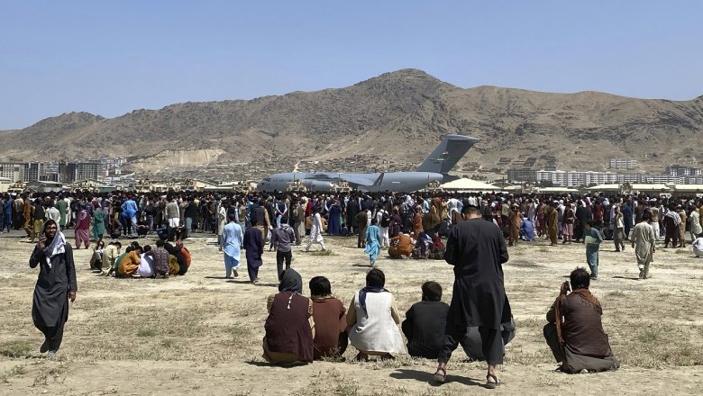 В районе аэропорта Кабула открыли стрельбу для разгона толпы