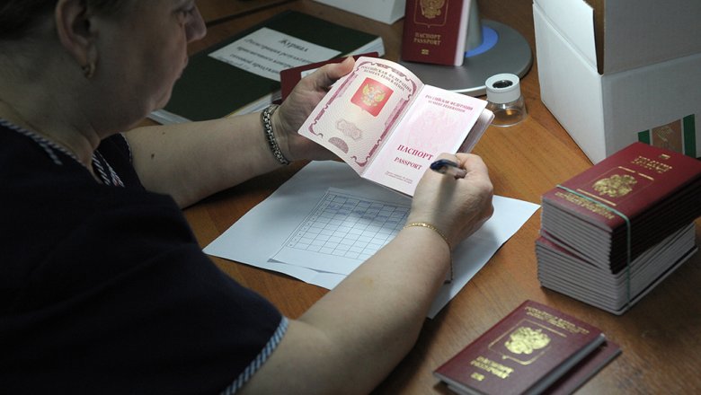 Сдавайте паспорта: Как не остаться без «заграна» за долги