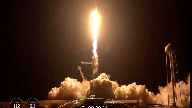SpaceX впервые запустила корабль с гражданским экипажем