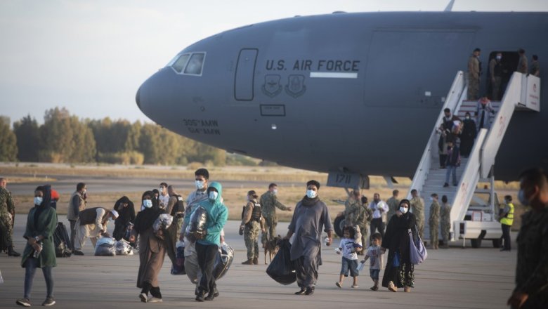 США заподозрили 100 эвакуированных афганцев в связях с террористами